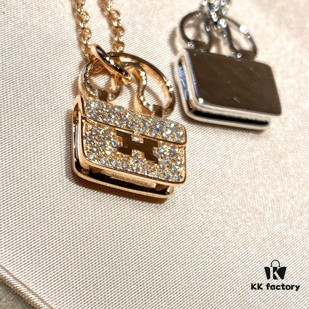 692fca8599f2d84055c892ab Hermès Kelly Bag Necklace, Surpassing All Supposed Top Versions! Z-Grade Custom Level, Perfectly Polished with 360-Degree Flawless Finish, Thick 1-Micron Gold Plating Achieving Real-Gold Quality! Precise 1:1 Engraving – a Standard Only Luxury Brands Can Match! The Original Design is Delicately Compact, Not Oversized and Bulky Like Common Market Copies. For Ultimate Sophistication, Our Piece is the Perfect Choice! Entirely Crafted in V-Gold Material with Thick Gold Electroplating – Diamonds Shine with Brilliance, Never Dull or Whitish! Premium Quality at an Unbeatable Price