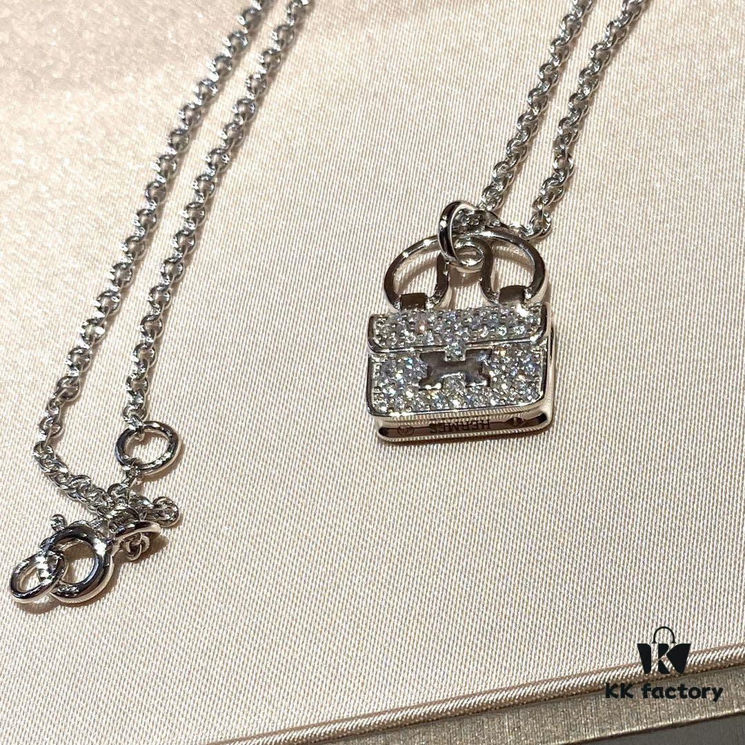 692fca8599f2d84055c892ac Hermès Kelly Bag Necklace, Surpassing All Supposed Top Versions! Z-Grade Custom Level, Perfectly Polished with 360-Degree Flawless Finish, Thick 1-Micron Gold Plating Achieving Real-Gold Quality! Precise 1:1 Engraving – a Standard Only Luxury Brands Can Match! The Original Design is Delicately Compact, Not Oversized and Bulky Like Common Market Copies. For Ultimate Sophistication, Our Piece is the Perfect Choice! Entirely Crafted in V-Gold Material with Thick Gold Electroplating – Diamonds Shine with Brilliance, Never Dull or Whitish! Premium Quality at an Unbeatable Price