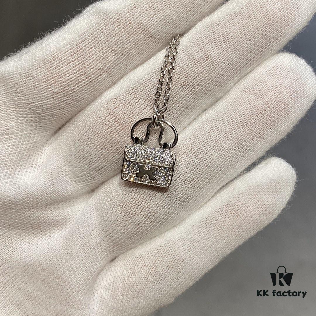 692fca8699f2d84055c892ad Hermès Kelly Bag Necklace, Surpassing All Supposed Top Versions! Z-Grade Custom Level, Perfectly Polished with 360-Degree Flawless Finish, Thick 1-Micron Gold Plating Achieving Real-Gold Quality! Precise 1:1 Engraving – a Standard Only Luxury Brands Can Match! The Original Design is Delicately Compact, Not Oversized and Bulky Like Common Market Copies. For Ultimate Sophistication, Our Piece is the Perfect Choice! Entirely Crafted in V-Gold Material with Thick Gold Electroplating – Diamonds Shine with Brilliance, Never Dull or Whitish! Premium Quality at an Unbeatable Price