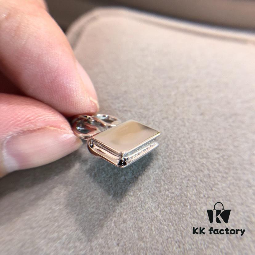 692fca8699f2d84055c892ae Hermès Kelly Bag Necklace, Surpassing All Supposed Top Versions! Z-Grade Custom Level, Perfectly Polished with 360-Degree Flawless Finish, Thick 1-Micron Gold Plating Achieving Real-Gold Quality! Precise 1:1 Engraving – a Standard Only Luxury Brands Can Match! The Original Design is Delicately Compact, Not Oversized and Bulky Like Common Market Copies. For Ultimate Sophistication, Our Piece is the Perfect Choice! Entirely Crafted in V-Gold Material with Thick Gold Electroplating – Diamonds Shine with Brilliance, Never Dull or Whitish! Premium Quality at an Unbeatable Price
