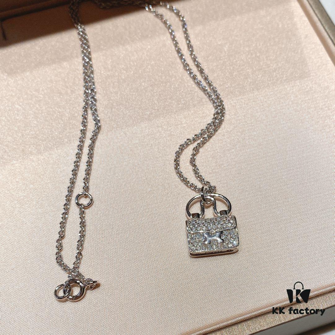 692fca8799f2d84055c892af Hermès Kelly Bag Necklace, Surpassing All Supposed Top Versions! Z-Grade Custom Level, Perfectly Polished with 360-Degree Flawless Finish, Thick 1-Micron Gold Plating Achieving Real-Gold Quality! Precise 1:1 Engraving – a Standard Only Luxury Brands Can Match! The Original Design is Delicately Compact, Not Oversized and Bulky Like Common Market Copies. For Ultimate Sophistication, Our Piece is the Perfect Choice! Entirely Crafted in V-Gold Material with Thick Gold Electroplating – Diamonds Shine with Brilliance, Never Dull or Whitish! Premium Quality at an Unbeatable Price