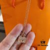 692fca8d99f2d84055c892b9 Hermès Kelly Bag Necklace, Surpassing All Supposed Top Versions! Z-Grade Custom Level, Perfectly Polished with 360-Degree Flawless Finish, Thick 1-Micron Gold Plating Achieving Real-Gold Quality! Precise 1:1 Engraving – a Standard Only Luxury Brands Can Match! The Original Design is Delicately Compact, Not Oversized and Bulky Like Common Market Copies. For Ultimate Sophistication, Our Piece is the Perfect Choice! Entirely Crafted in V-Gold Material with Thick Gold Electroplating – Diamonds Shine with Brilliance, Never Dull or Whitish! Premium Quality at an Unbeatable Price