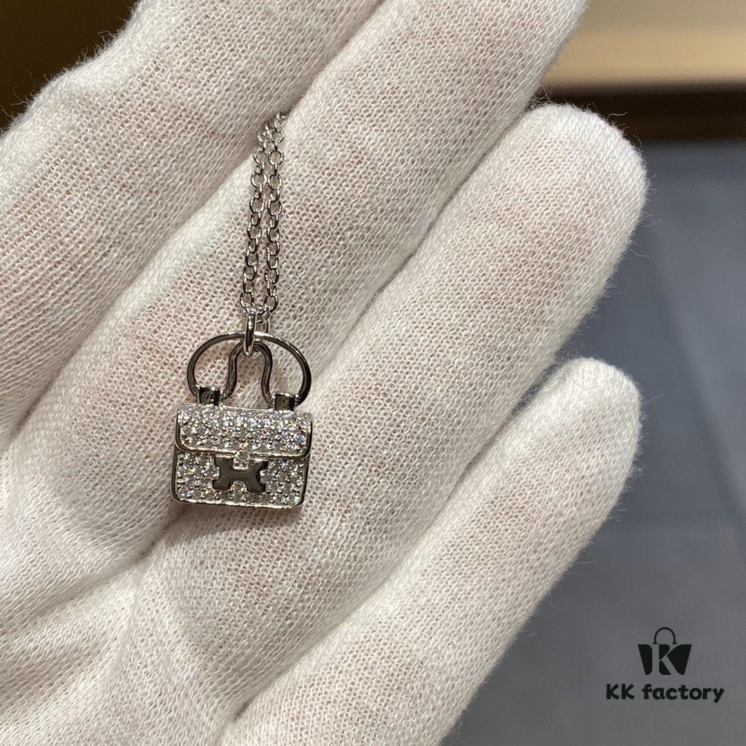 692fca9f99f2d84055c892d9 Hermès Kelly Bag Necklace, Surpassing All Supposed Top Versions! Z-Grade Custom Level, Perfectly Polished with 360-Degree Flawless Finish, Thick 1-Micron Gold Plating Achieving Real-Gold Quality! Precise 1:1 Engraving – a Standard Only Luxury Brands Can Match! The Original Design is Delicately Compact, Not Oversized and Bulky Like Common Market Copies. For Ultimate Sophistication, Our Piece is the Perfect Choice! Entirely Crafted in V-Gold Material with Thick Gold Electroplating – Diamonds Shine with Brilliance, Never Dull or Whitish! Premium Quality at an Unbeatable Price