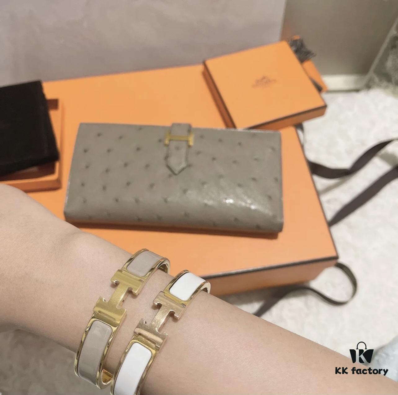 Hermes Hand-On Photo