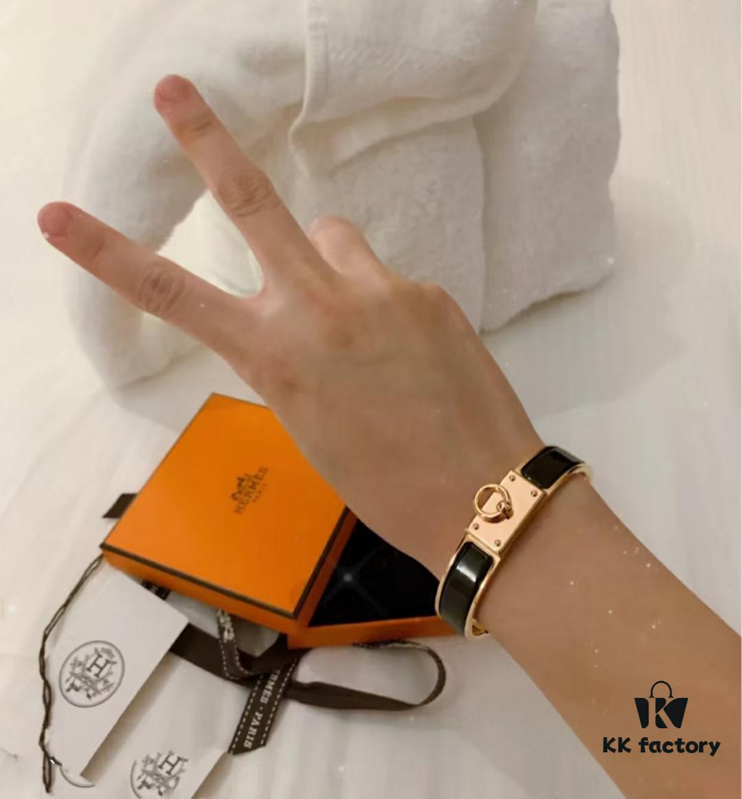 692fcae899f2d84055c89365 Hermès New Kelly Ring Bracelet
