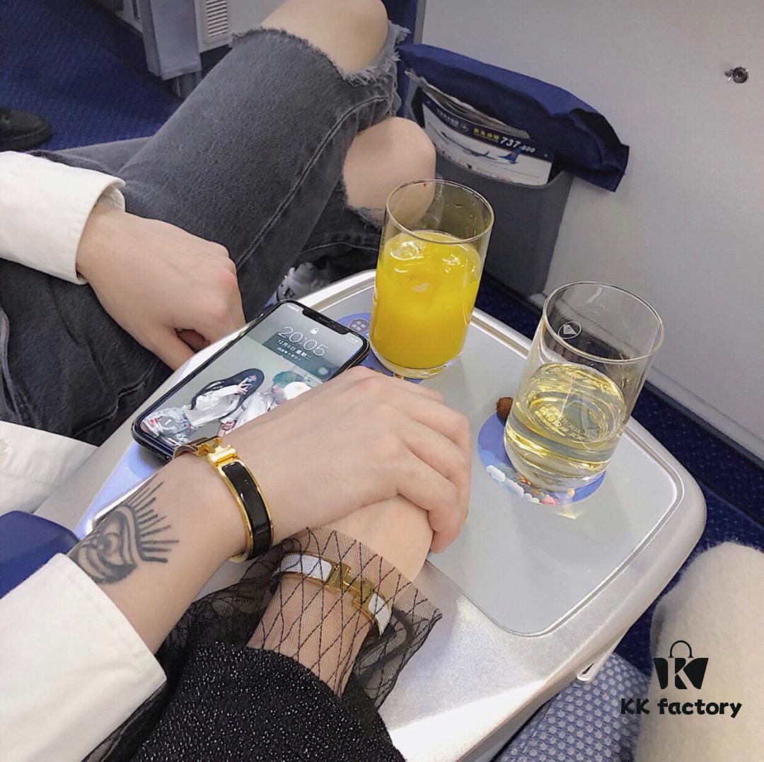 692fcb3999f2d84055c89400 One of Hermès's Most Classic Bracelets, Featuring Enamel Craftsmanship with Smooth Color and Full Shape, Perfect as a Couple's Bracelet, Available in Wrist Sizes 17 and 19