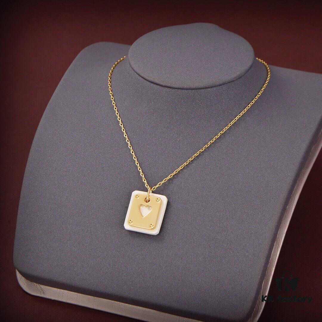 Hermes High-End Elegant Playing Card Pendant Necklace, Most Attractive Classic Design, Exquisite and Premium, Not Your Average Mass-Market Cheap Item, Ultimate in Style and Texture, Instantly Recognizable at First Glance