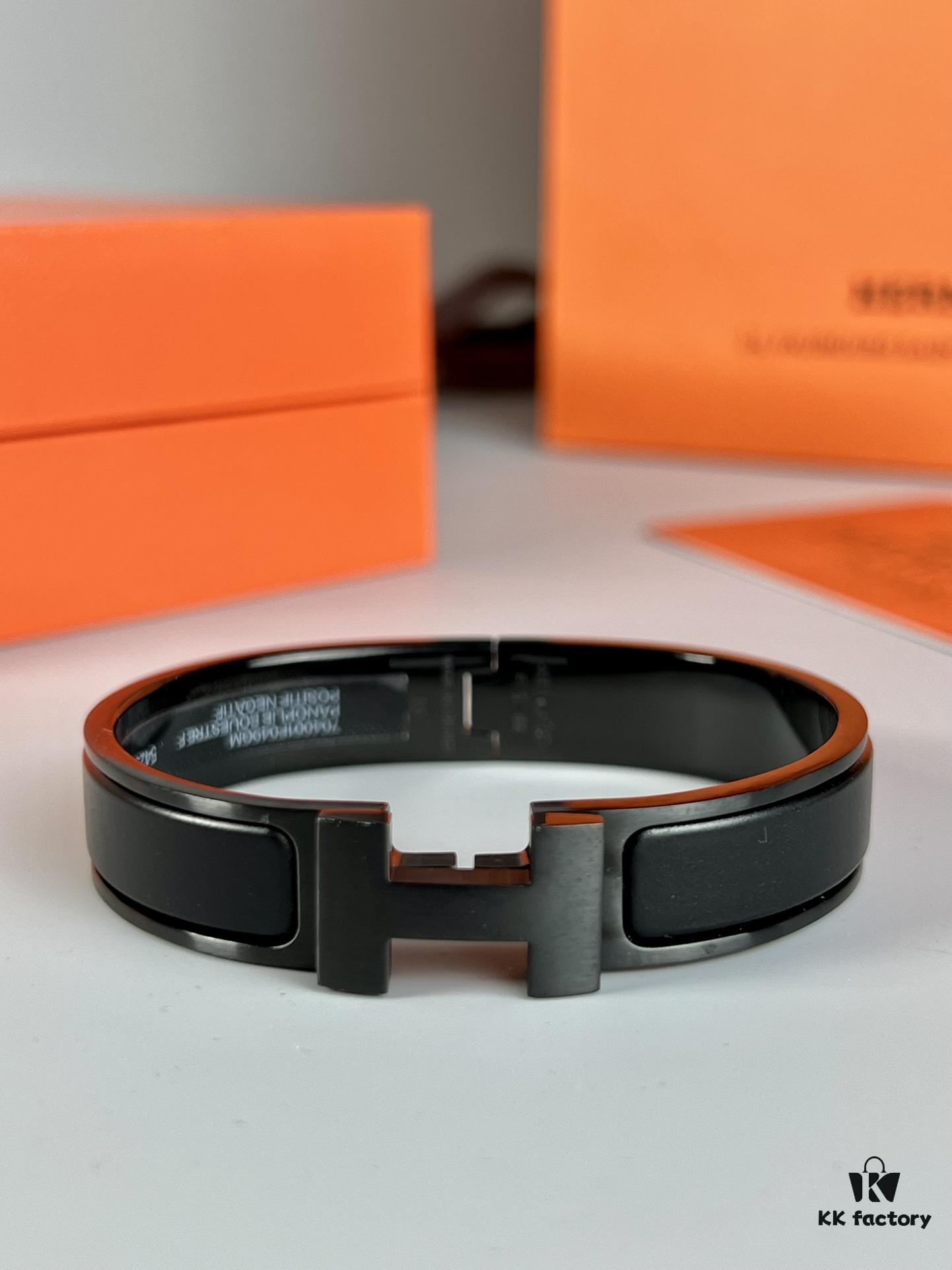 692fcbd699f2d84055c89527 Hermès New Arrival Bracelet, Authentic-Like Inner Circle Label Sticker, Proxy Purchase Version 😎 Hermès CLIC Enamel H Bracelet, Styling Photos Shown ❤ Extremely Versatile and Beautiful! Perfect for Couples, Men Size 19, Women Size 17 💌🌸 Must-Have Item for True Hermès Fans, the Most Classic Design Among Hermès Bracelets, Exquisite Enamel Craftsmanship with Smooth Color and Full Shape, Ideal as a Couple's Matching Set, High-End Version Only! Available in Size 17 and 19