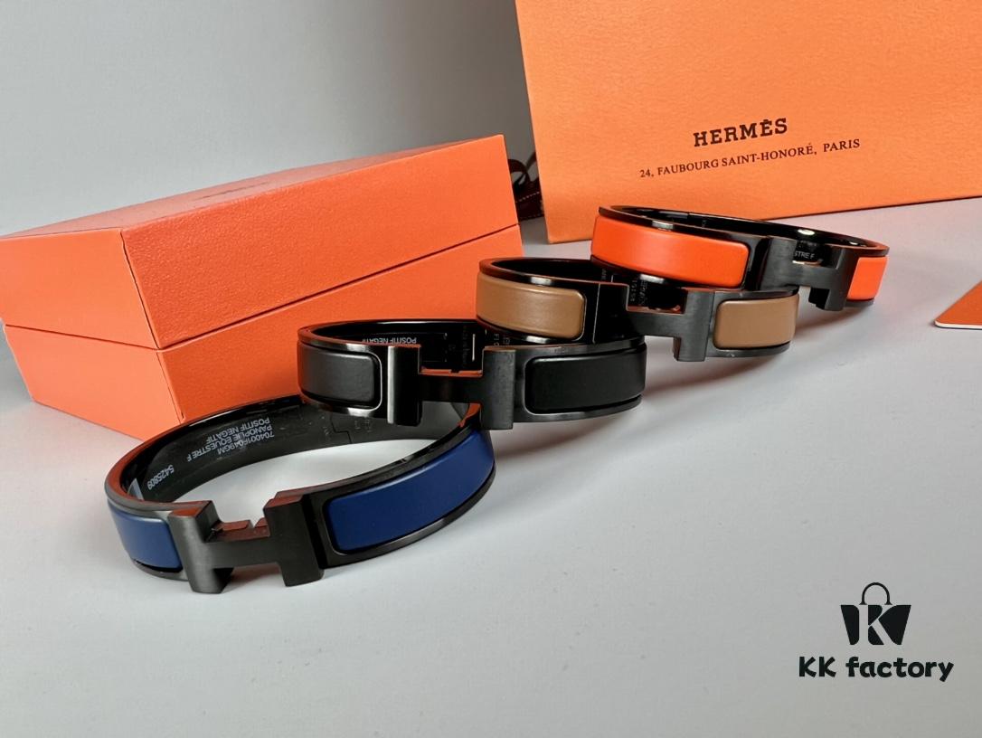 692fcbd699f2d84055c89528 Hermès New Arrival Bracelet, Authentic-Like Inner Circle Label Sticker, Proxy Purchase Version 😎 Hermès CLIC Enamel H Bracelet, Styling Photos Shown ❤ Extremely Versatile and Beautiful! Perfect for Couples, Men Size 19, Women Size 17 💌🌸 Must-Have Item for True Hermès Fans, the Most Classic Design Among Hermès Bracelets, Exquisite Enamel Craftsmanship with Smooth Color and Full Shape, Ideal as a Couple's Matching Set, High-End Version Only! Available in Size 17 and 19