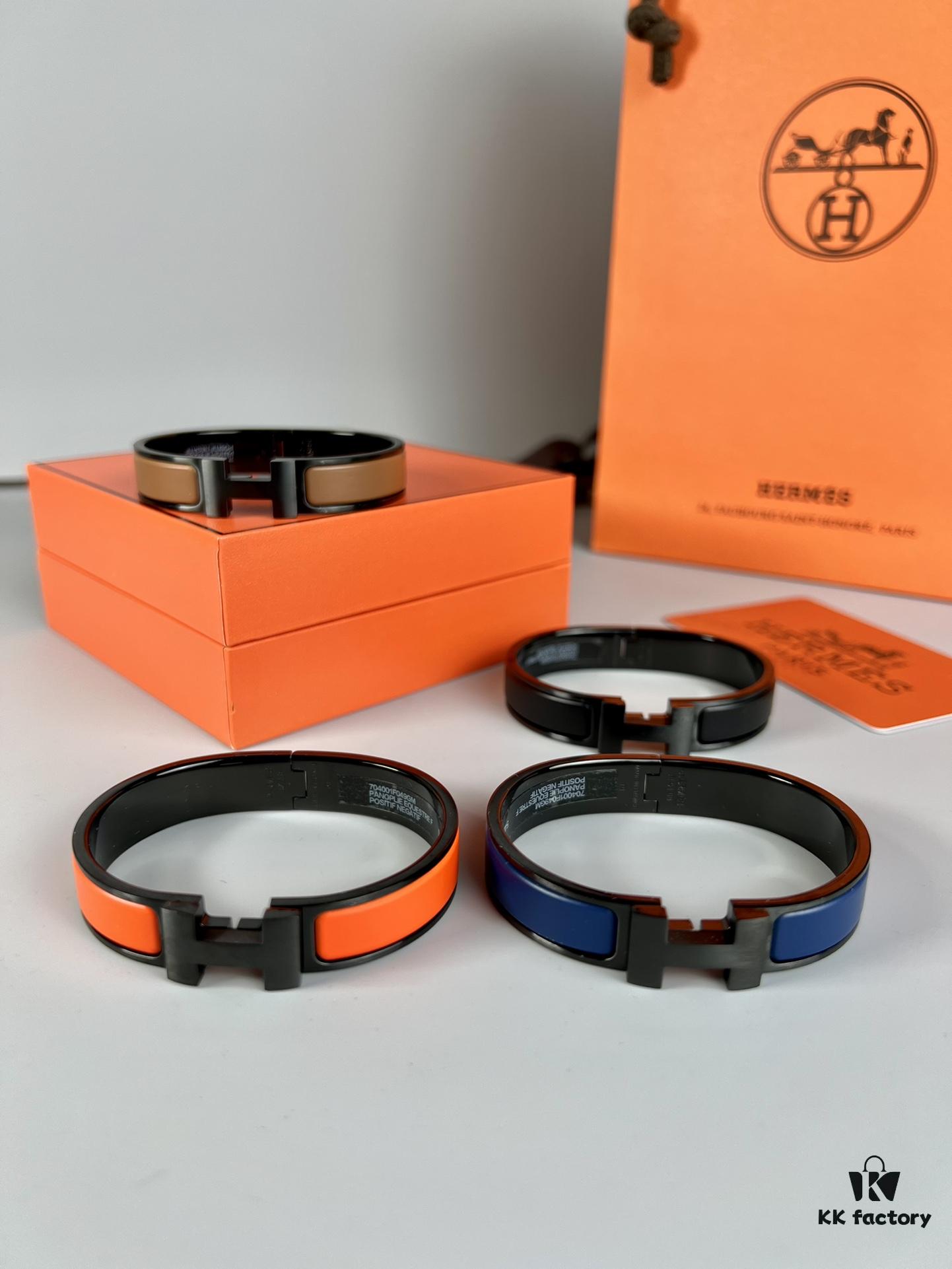 692fcbd699f2d84055c89529 Hermès New Arrival Bracelet, Authentic-Like Inner Circle Label Sticker, Proxy Purchase Version 😎 Hermès CLIC Enamel H Bracelet, Styling Photos Shown ❤ Extremely Versatile and Beautiful! Perfect for Couples, Men Size 19, Women Size 17 💌🌸 Must-Have Item for True Hermès Fans, the Most Classic Design Among Hermès Bracelets, Exquisite Enamel Craftsmanship with Smooth Color and Full Shape, Ideal as a Couple's Matching Set, High-End Version Only! Available in Size 17 and 19