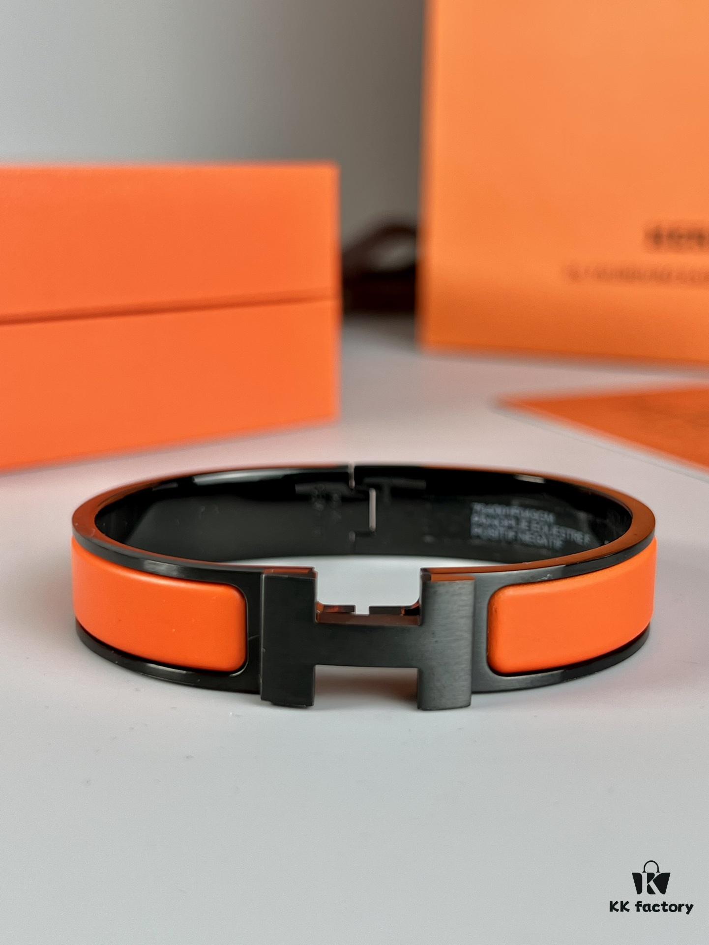 692fcbd899f2d84055c8952a Hermès New Arrival Bracelet, Authentic-Like Inner Circle Label Sticker, Proxy Purchase Version 😎 Hermès CLIC Enamel H Bracelet, Styling Photos Shown ❤ Extremely Versatile and Beautiful! Perfect for Couples, Men Size 19, Women Size 17 💌🌸 Must-Have Item for True Hermès Fans, the Most Classic Design Among Hermès Bracelets, Exquisite Enamel Craftsmanship with Smooth Color and Full Shape, Ideal as a Couple's Matching Set, High-End Version Only! Available in Size 17 and 19