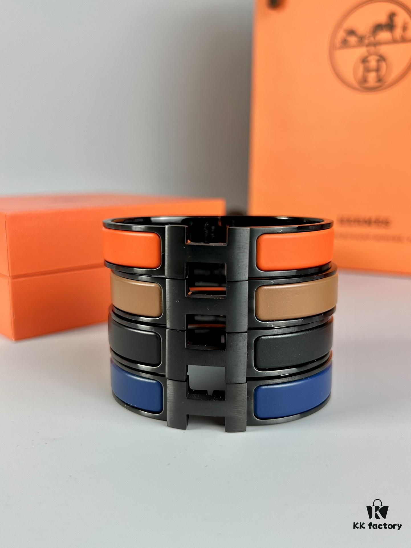 692fcbd899f2d84055c8952b Hermès New Arrival Bracelet, Authentic-Like Inner Circle Label Sticker, Proxy Purchase Version 😎 Hermès CLIC Enamel H Bracelet, Styling Photos Shown ❤ Extremely Versatile and Beautiful! Perfect for Couples, Men Size 19, Women Size 17 💌🌸 Must-Have Item for True Hermès Fans, the Most Classic Design Among Hermès Bracelets, Exquisite Enamel Craftsmanship with Smooth Color and Full Shape, Ideal as a Couple's Matching Set, High-End Version Only! Available in Size 17 and 19
