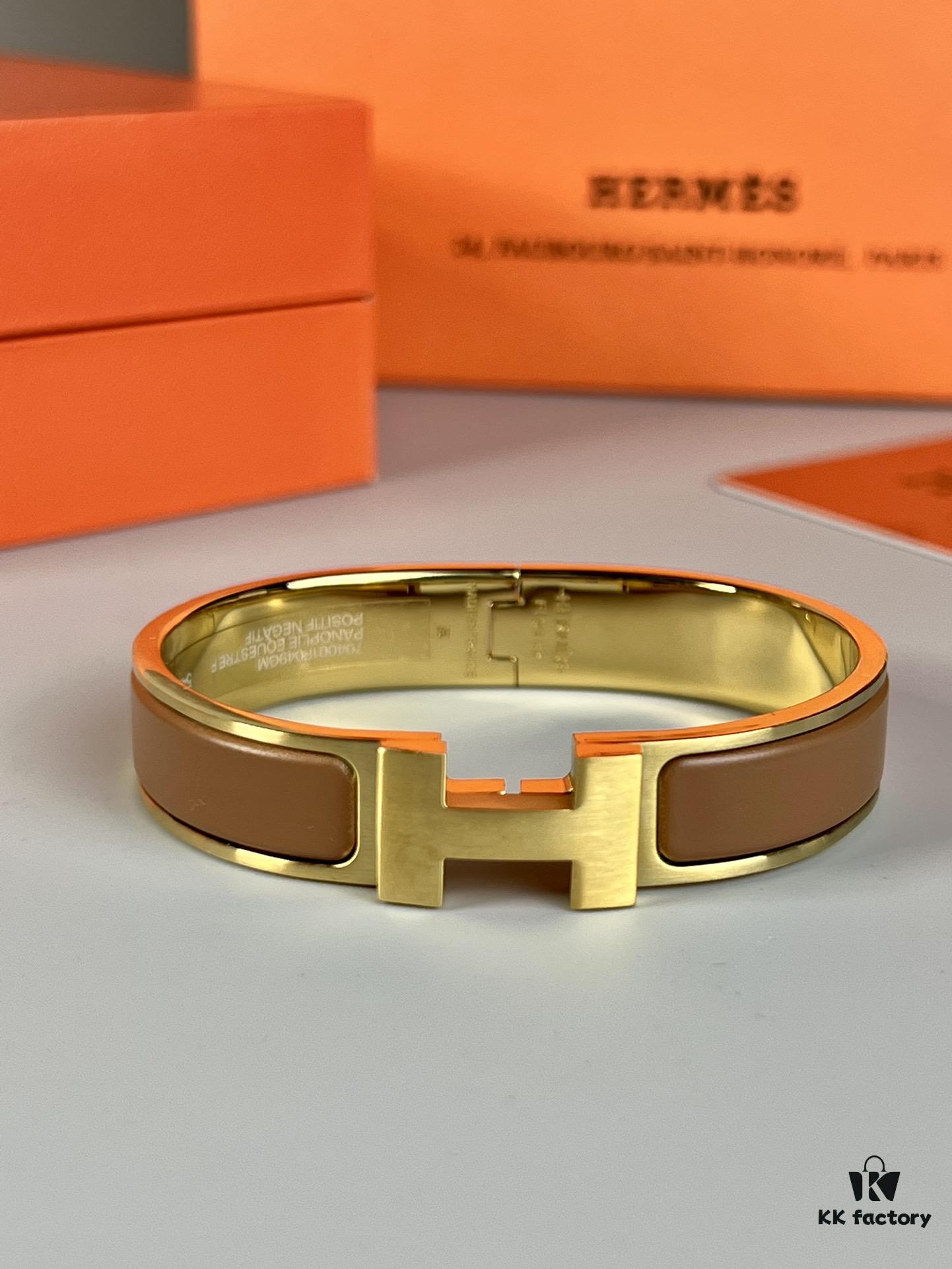 Hermes New Bracelet, Authentic Inner Circle Label Sticker, Proxy Purchase Version 😎 Herme*CLIC Enamel H Bracelet, Worn by Hermes ❤️ Extremely Versatile and Beautiful! Perfect for Couples, Men Size 19, Women Size 17 💌🌸 A Must-Have for True Hermes Fans, the Most Classic Among Numerous Hermes Bracelets, Featuring Smooth and Rich Enamel Craftsmanship, Full in Shape and Lustrous in Color ❤️❤️ Ideal as a Couple's Set, Only High-End Version Produced! Available in Size 17 and 19