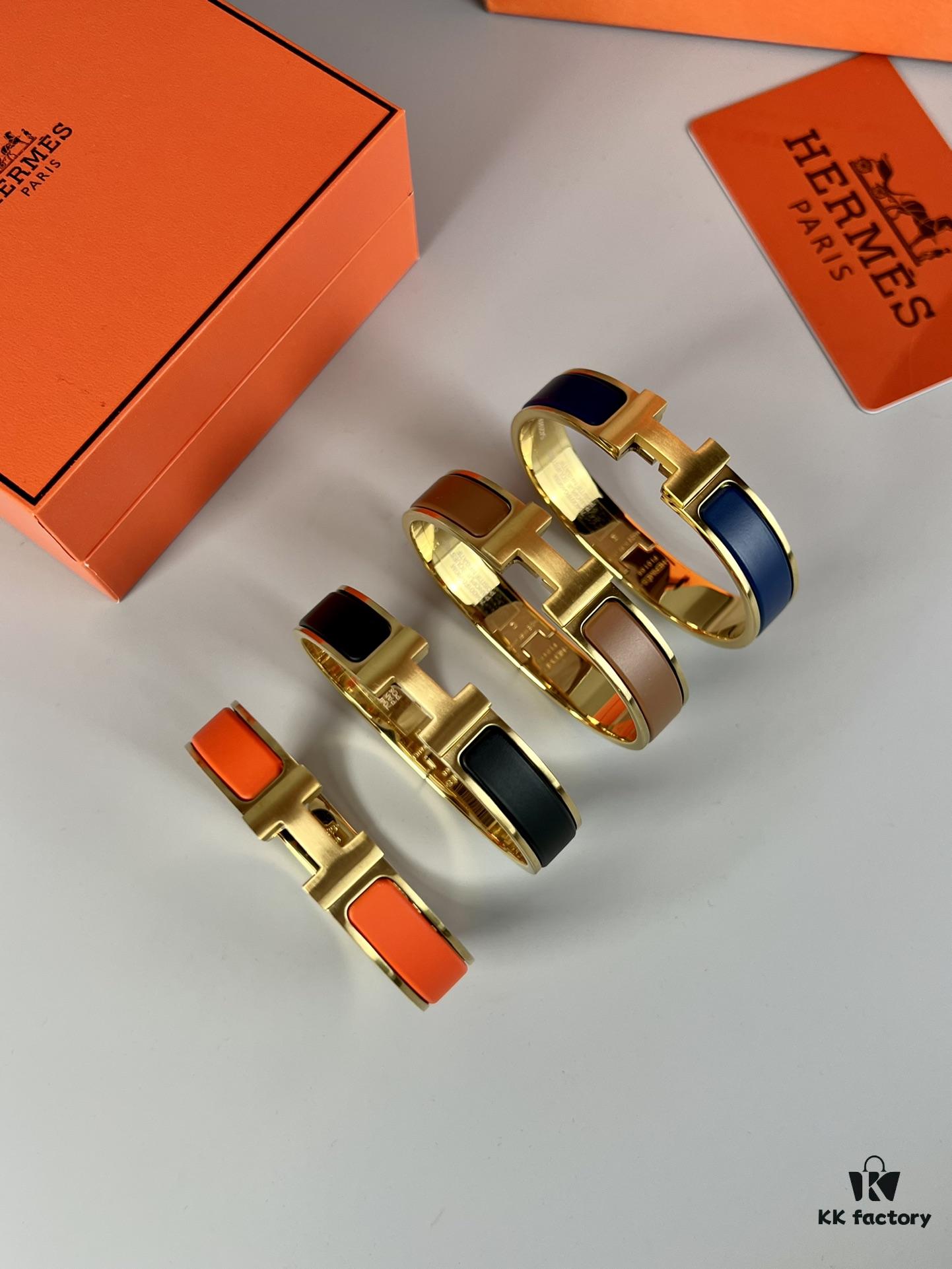 Hermes New Bracelet, Authentic Inner Circle Label Sticker, Proxy Purchase Version 😎 Herme*CLIC Enamel H Bracelet, Worn by Hermes ❤️ Extremely Versatile and Beautiful! Perfect for Couples, Men Size 19, Women Size 17 💌🌸 A Must-Have for True Hermes Fans, the Most Classic Among Numerous Hermes Bracelets, Featuring Smooth and Rich Enamel Craftsmanship, Full in Shape and Lustrous in Color ❤️❤️ Ideal as a Couple's Set, Only High-End Version Produced! Available in Size 17 and 19
