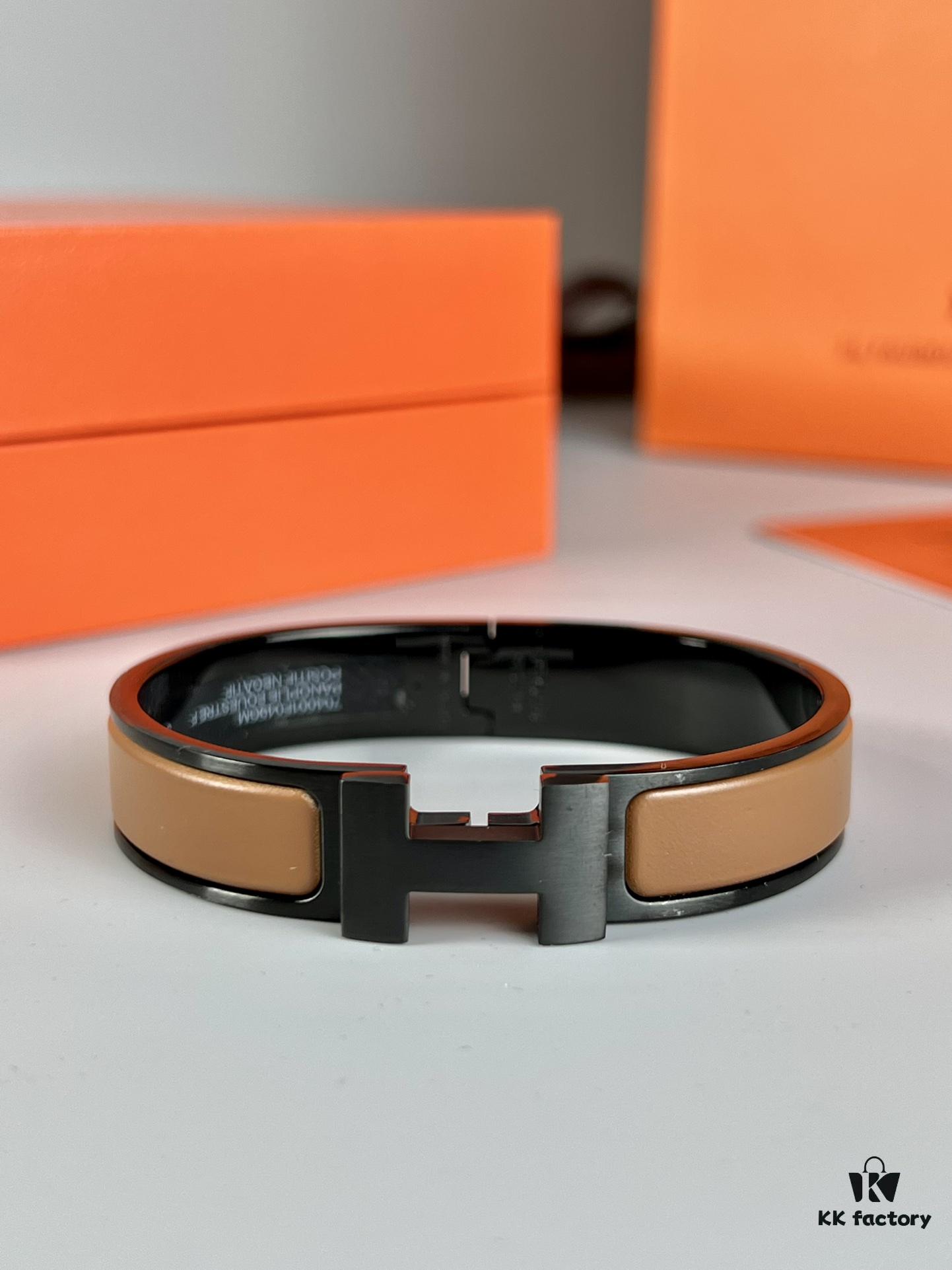 692fcbf199f2d84055c89559 Hermès New Arrival Bracelet, Authentic-Like Inner Circle Label Sticker, Proxy Purchase Version 😎 Hermès CLIC Enamel H Bracelet, Styling Photos Shown ❤ Extremely Versatile and Beautiful! Perfect for Couples, Men Size 19, Women Size 17 💌🌸 Must-Have Item for True Hermès Fans, the Most Classic Design Among Hermès Bracelets, Exquisite Enamel Craftsmanship with Smooth Color and Full Shape, Ideal as a Couple's Matching Set, High-End Version Only! Available in Size 17 and 19
