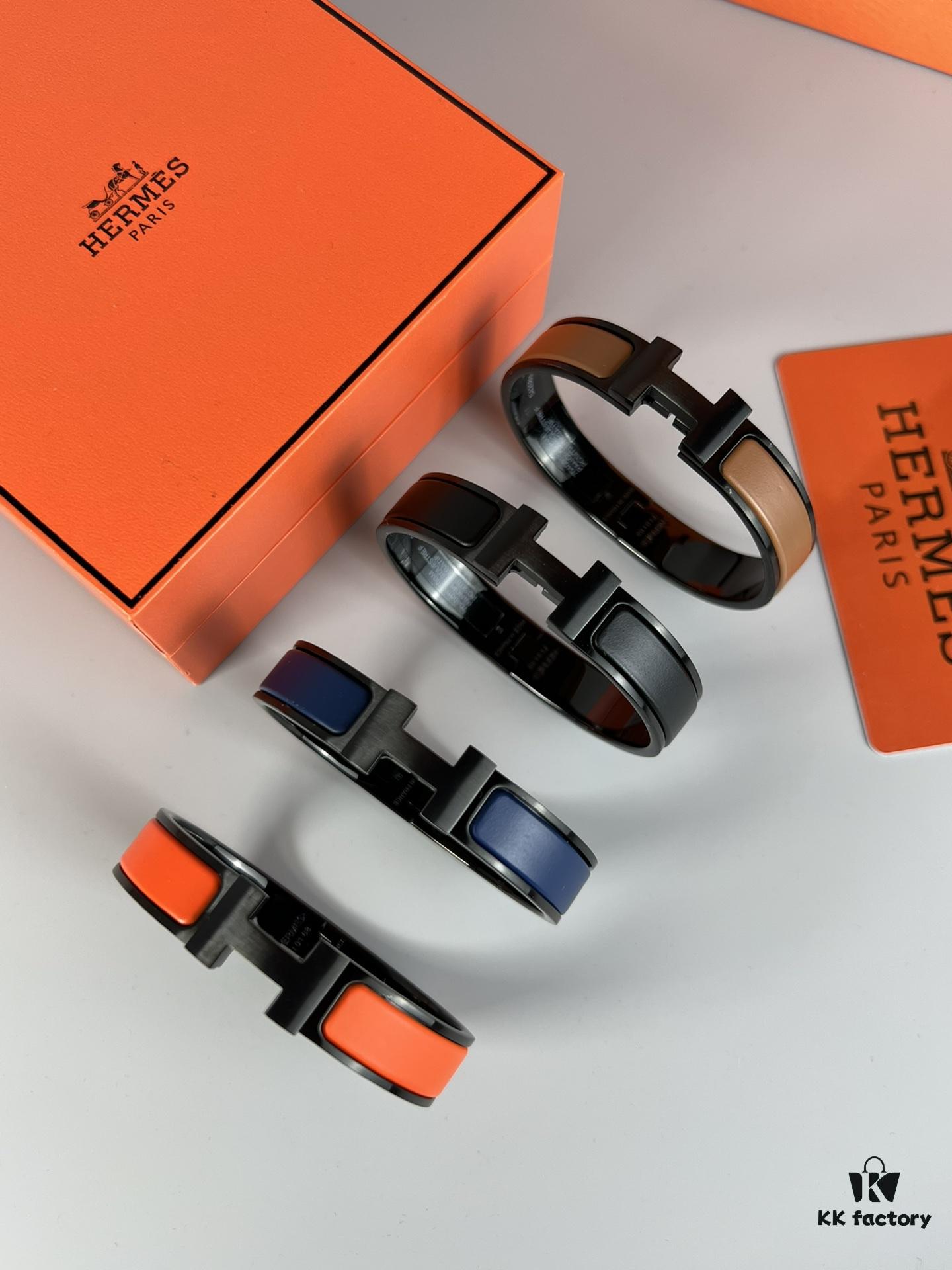 692fcbfe99f2d84055c8956e Hermès New Arrival Bracelet, Authentic-Like Inner Circle Label Sticker, Proxy Purchase Version 😎 Hermès CLIC Enamel H Bracelet, Styling Photos Shown ❤ Extremely Versatile and Beautiful! Perfect for Couples, Men Size 19, Women Size 17 💌🌸 Must-Have Item for True Hermès Fans, the Most Classic Design Among Hermès Bracelets, Exquisite Enamel Craftsmanship with Smooth Color and Full Shape, Ideal as a Couple's Matching Set, High-End Version Only! Available in Size 17 and 19