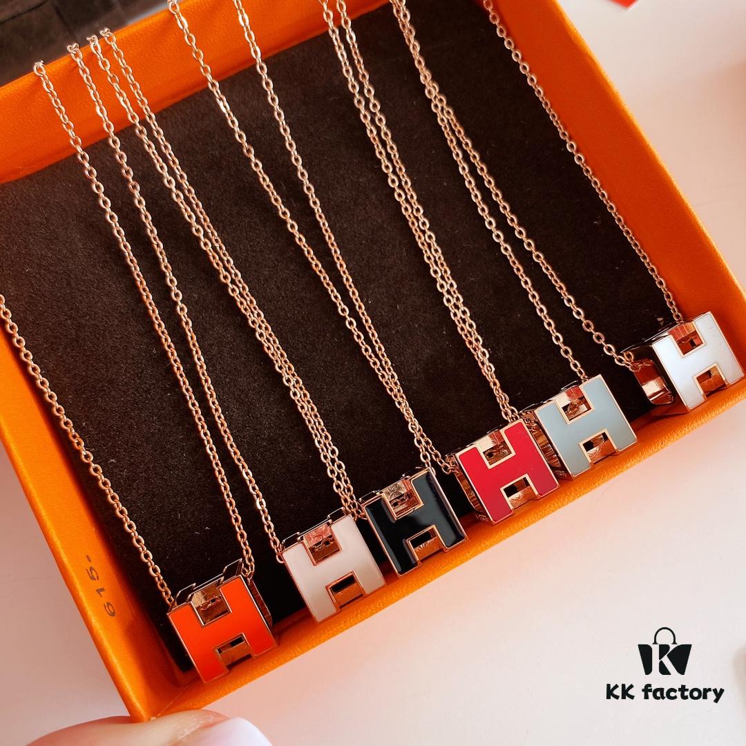 692fcc0699f2d84055c89580 Hermès Cube Necklace, Incredibly Beautiful ✨ Instantly Adds Softness, Unique Textured 3D Cubes, Perfect Layering Piece for Spring and Summer, Features a Metal Side with Precision CNC Engraving, Offering Versatile Styling Effects When Flipped