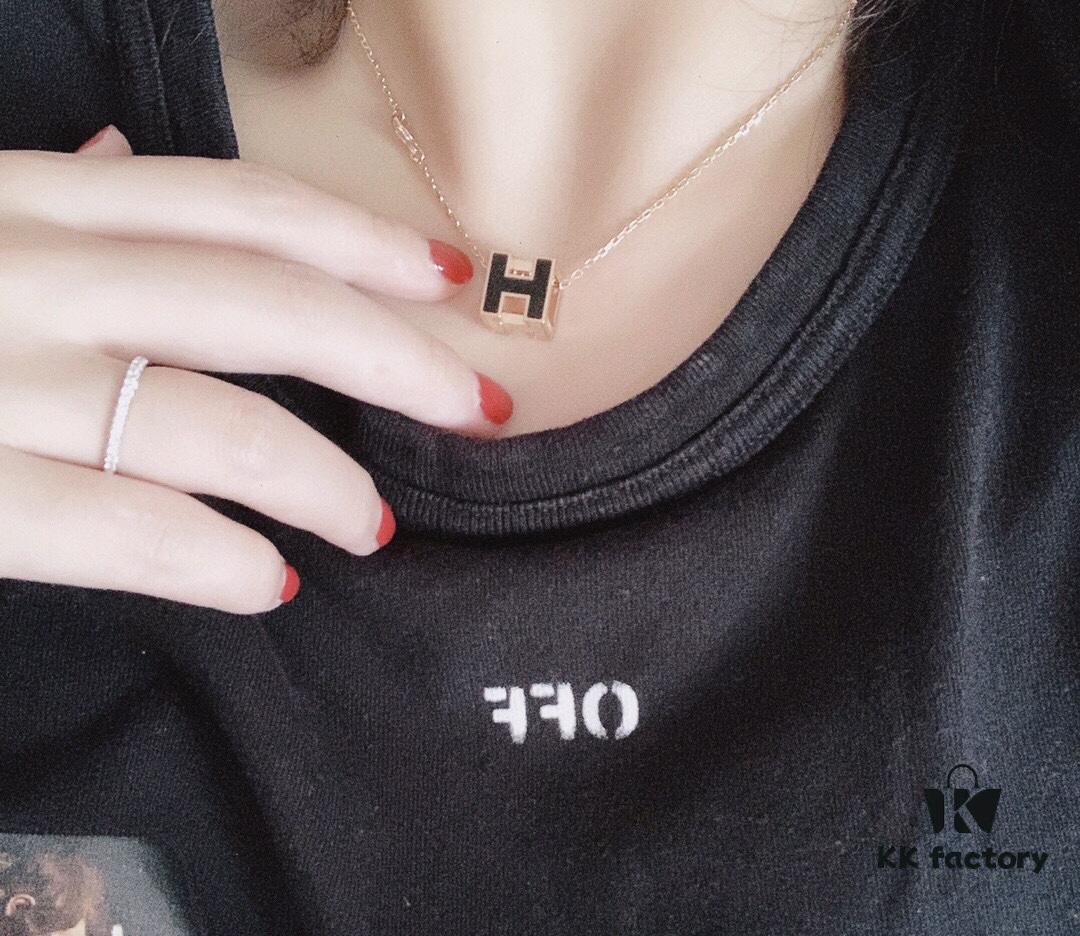 692fcc0899f2d84055c89584 Hermès Cube Necklace, Incredibly Beautiful ✨ Instantly Adds Softness, Unique Textured 3D Cubes, Perfect Layering Piece for Spring and Summer, Features a Metal Side with Precision CNC Engraving, Offering Versatile Styling Effects When Flipped