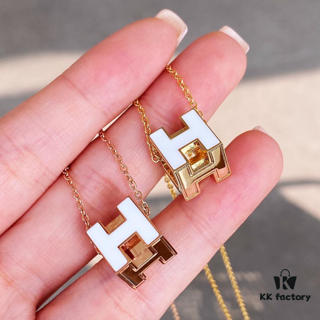 692fcc0899f2d84055c89585 Hermès Cube Necklace, Incredibly Beautiful ✨ Instantly Adds Softness, Unique Textured 3D Cubes, Perfect Layering Piece for Spring and Summer, Features a Metal Side with Precision CNC Engraving, Offering Versatile Styling Effects When Flipped