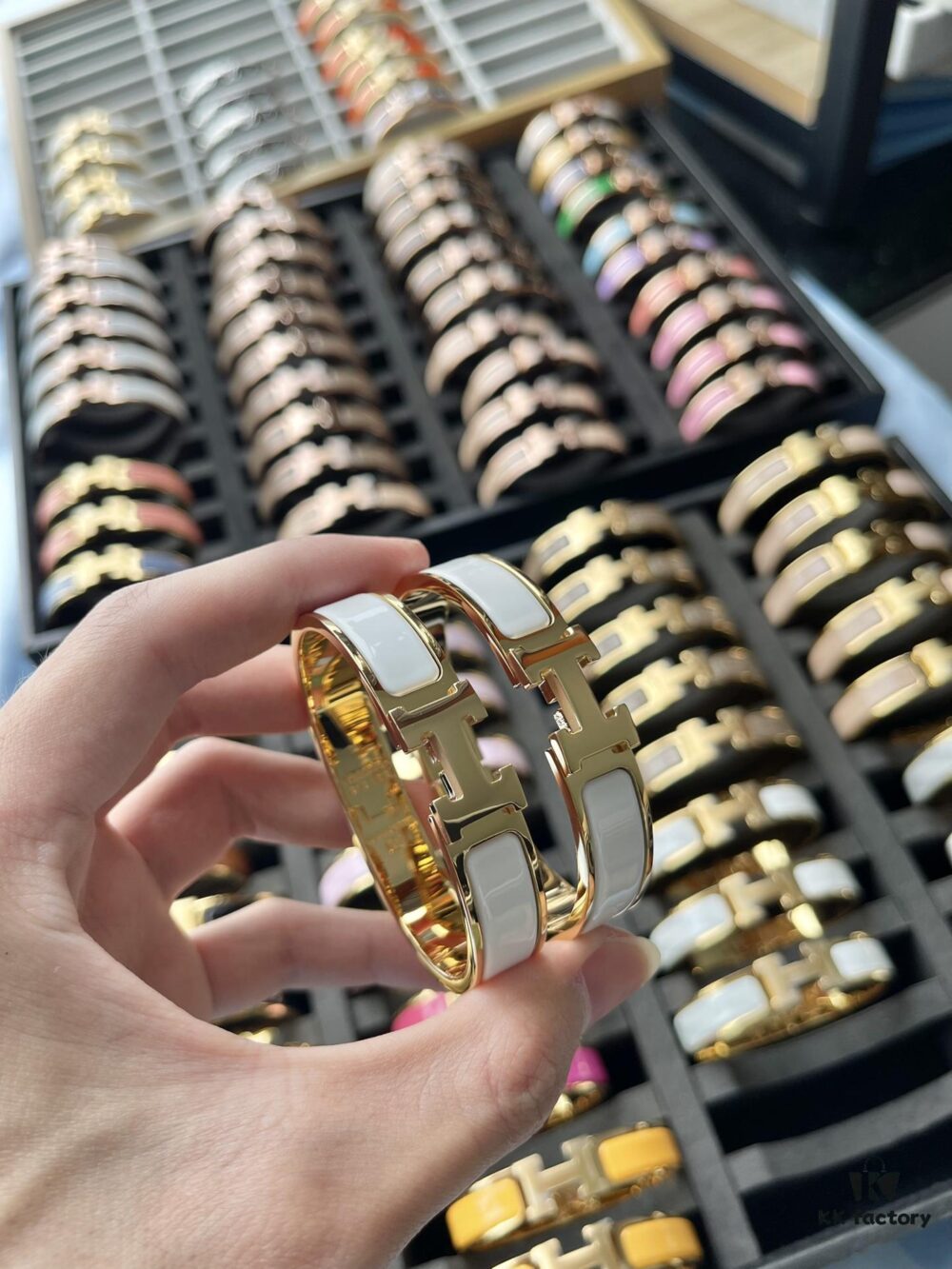 692fcc3999f2d84055c895e9 Gold White