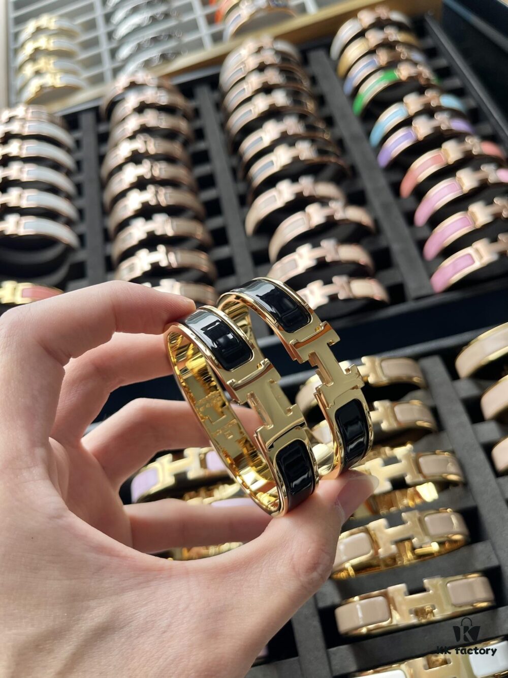692fcc3d99f2d84055c895f0 Gold Black