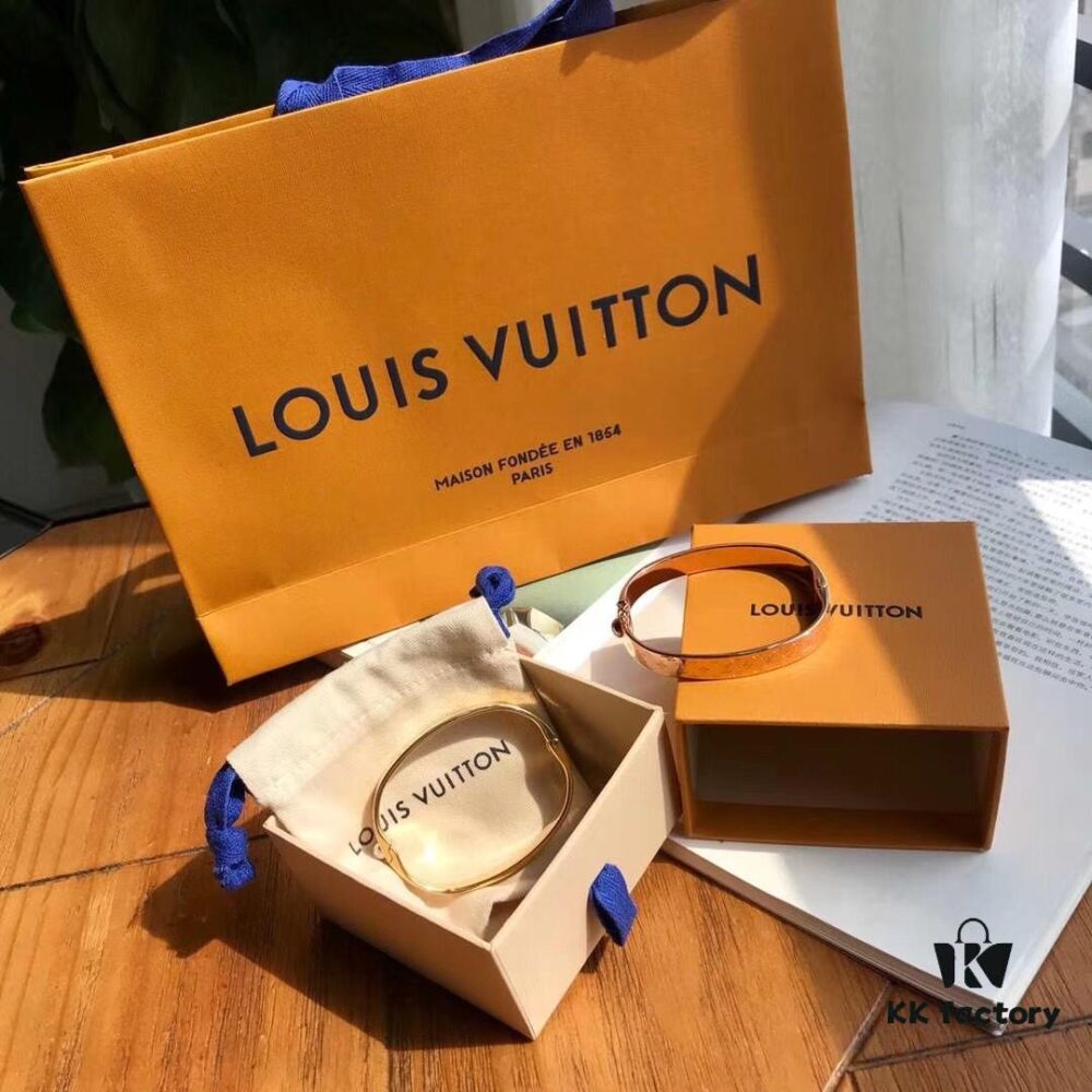 LV NANOGram Bracelet Exclusive LV Classic Monogram Wide Bracelet Simple and Elegant, Less Likely to Clash, Features Iconic Monogram Pattern, Easy to Match with Outfits, Made of Imported 316L Stainless Steel with Vacuum White Gold Plating, Available in Gold and Rose Gold, In Stock for Immediate Shipping, Comes with Full Packaging, Ideal Gift