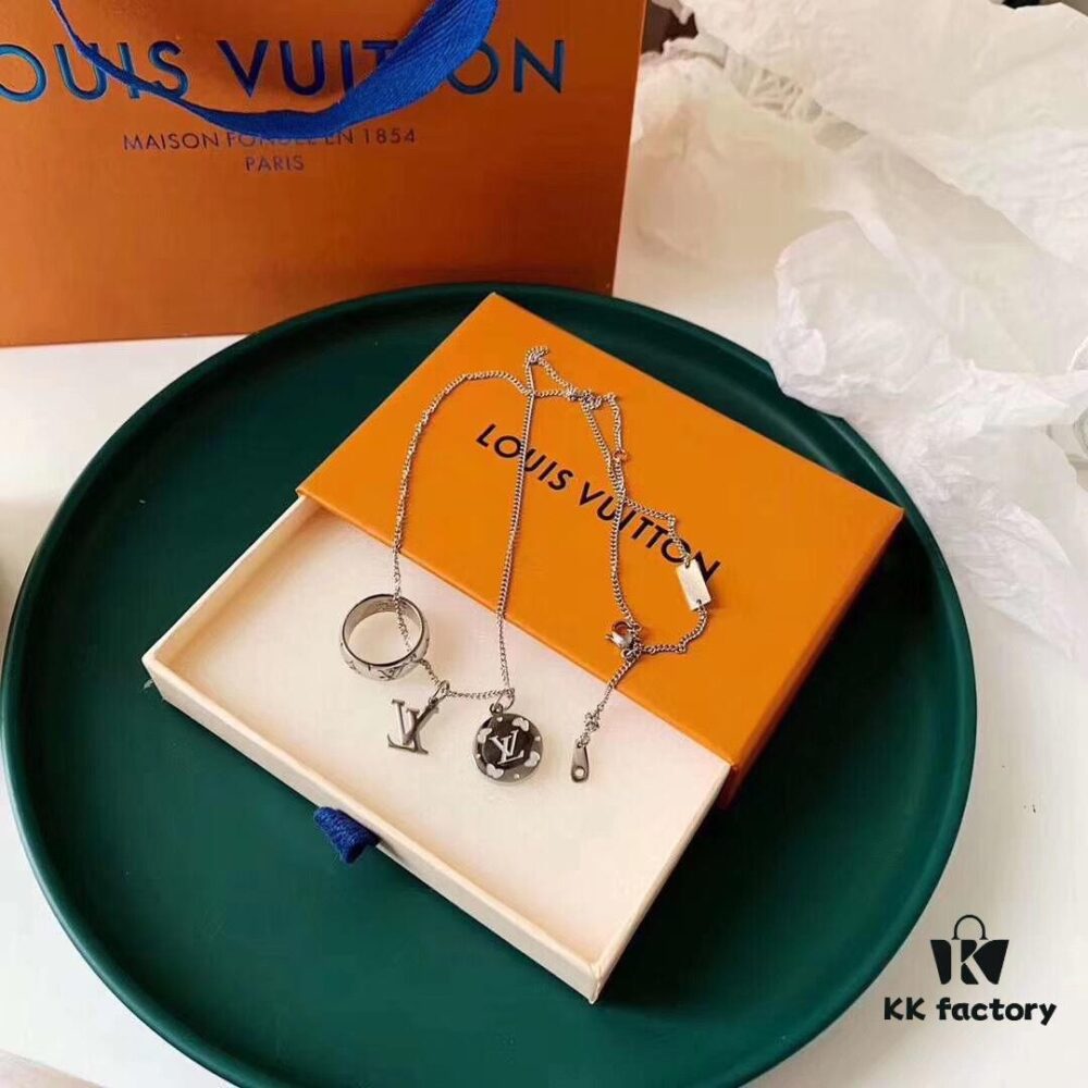 692fcd0d99f2d84055c89793 LV Men's Ring Necklace with Three Pendants