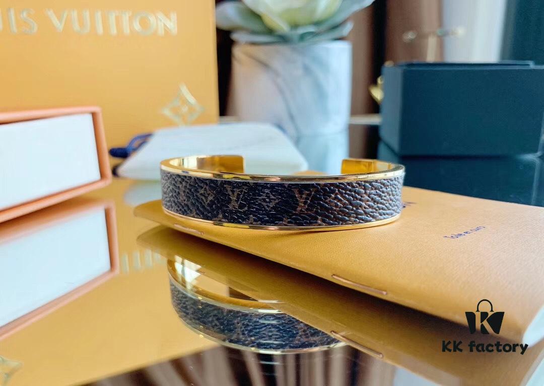 692fcd1a99f2d84055c897ae LV New Arrival Classic Monogram Leather Cuff Bracelet
