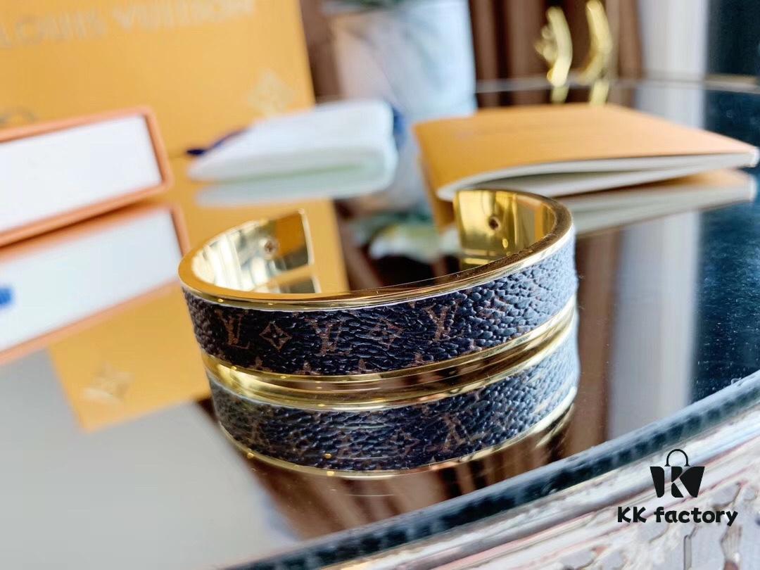 692fcd1b99f2d84055c897b1 LV New Arrival Classic Monogram Leather Cuff Bracelet