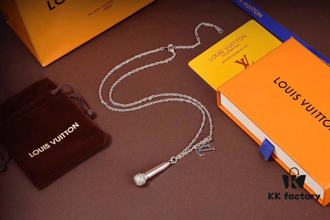 692fcd7f99f2d84055c89866 LV Microphone Necklace 🎤 Featuring the DJ-inspired design by former Men's Artistic Director Virgil Abloh, this pendant captures the essence of music culture with a finely etched microphone charm and delicately suspended LV initials on a sleek chain. Metal hardware, microphone-shaped pendant, LV letter detailing—perfect for gifting or personal wear!