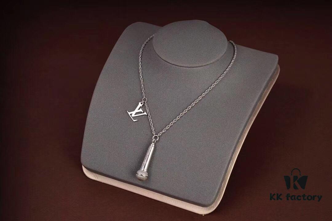 692fcd8199f2d84055c89869 LV Microphone Necklace 🎤 Featuring the DJ-inspired design by former Men's Artistic Director Virgil Abloh, this pendant captures the essence of music culture with a finely etched microphone charm and delicately suspended LV initials on a sleek chain. Metal hardware, microphone-shaped pendant, LV letter detailing—perfect for gifting or personal wear!