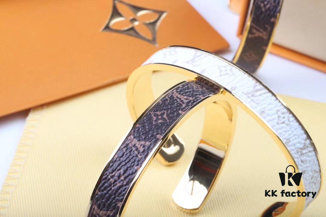 692fcd8e99f2d84055c8987f LV Louis Vuitton Monogram Bracelet, Original ZP Brass Material, Vacuum Plated, Hot Selling Item, Unique Design, Retro and Avant-Garde, Essential Accessory for Men and Women