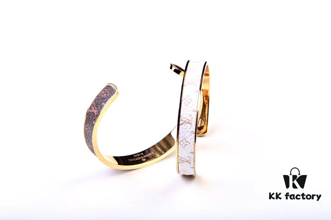 692fcd8e99f2d84055c89880 LV Louis Vuitton Monogram Bracelet, Original ZP Brass Material, Vacuum Plated, Hot Selling Item, Unique Design, Retro and Avant-Garde, Essential Accessory for Men and Women