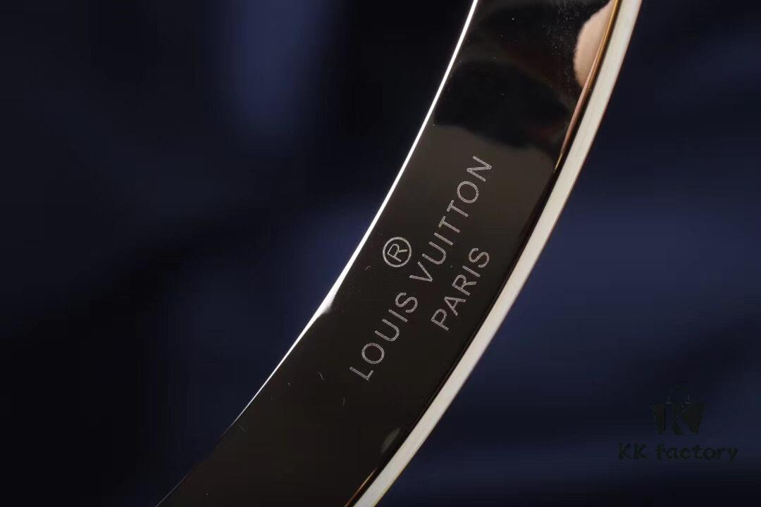 692fcd8f99f2d84055c89883 LV Louis Vuitton Monogram Bracelet, Original ZP Brass Material, Vacuum Plated, Hot Selling Item, Unique Design, Retro and Avant-Garde, Essential Accessory for Men and Women