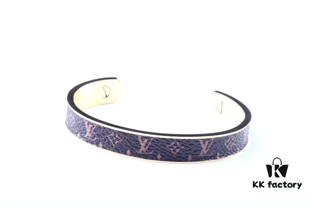 692fcd9099f2d84055c89886 LV Louis Vuitton Monogram Bracelet, Original ZP Brass Material, Vacuum Plated, Hot Selling Item, Unique Design, Retro and Avant-Garde, Essential Accessory for Men and Women