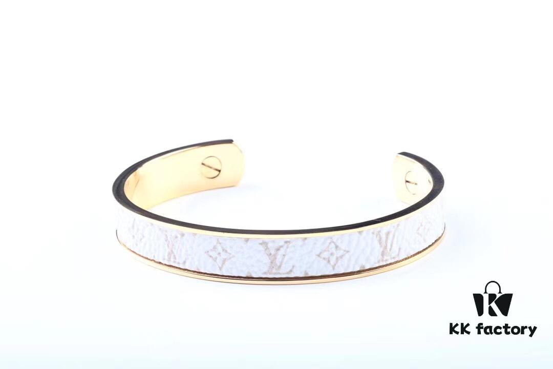 692fcd9599f2d84055c89890 LV Louis Vuitton Monogram Bracelet, Original ZP Brass Material, Vacuum Plated, Hot Selling Item, Unique Design, Retro and Avant-Garde, Essential Accessory for Men and Women