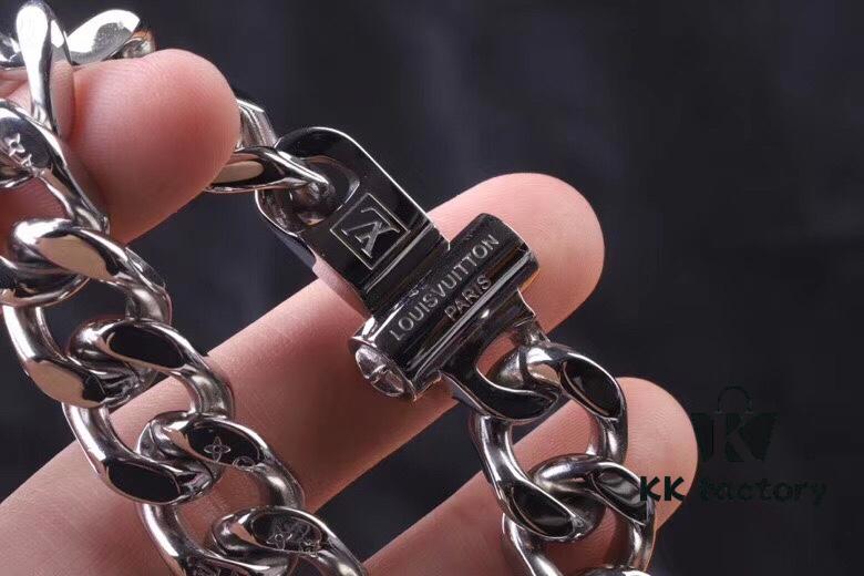 692fcdb499f2d84055c898d0 New Arrival Louis Vuitton LV20ss Cuban Chain Latest Iron Stone Buckle