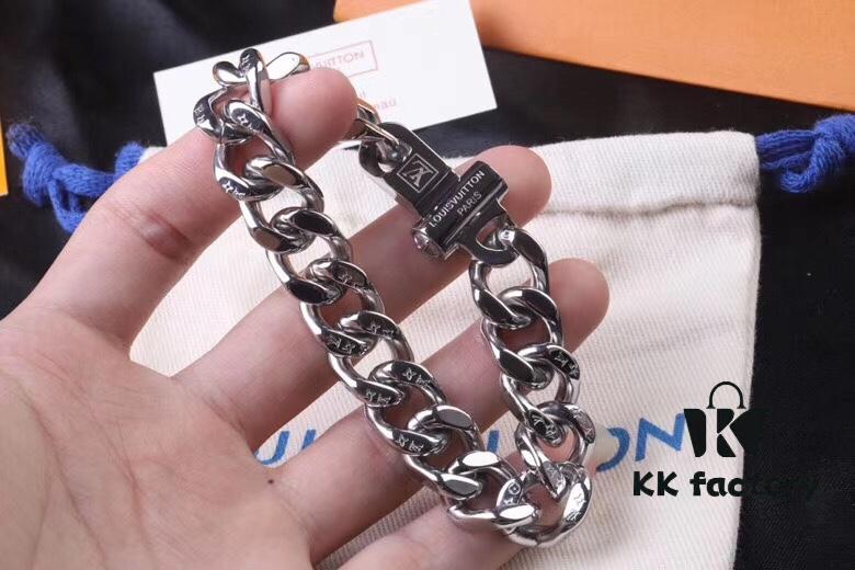 692fcdb499f2d84055c898d1 New Arrival Louis Vuitton LV20ss Cuban Chain Latest Iron Stone Buckle