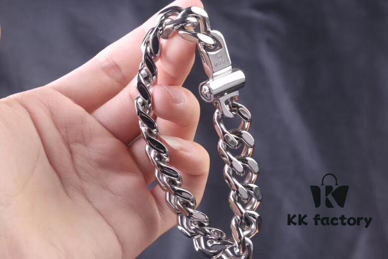 692fcdb499f2d84055c898d2 New Arrival Louis Vuitton LV20ss Cuban Chain Latest Iron Stone Buckle