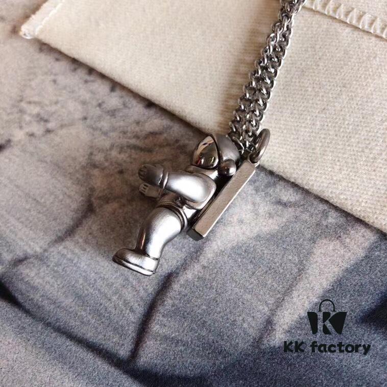 692fcdb899f2d84055c898d6 Louis Vuitton Spring-Summer Show Limited Edition ASTRONAUT Necklace