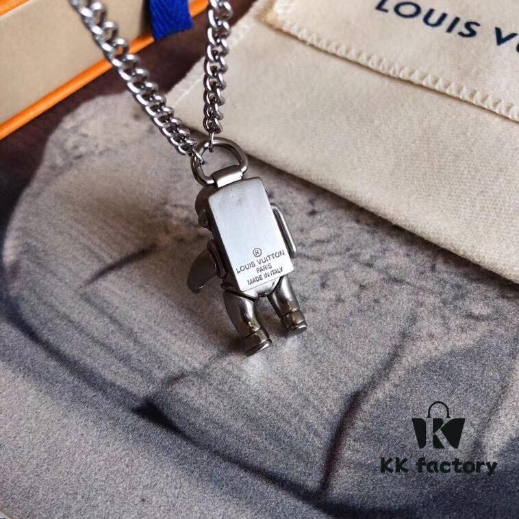 692fcdb899f2d84055c898d8 Louis Vuitton Spring-Summer Show Limited Edition ASTRONAUT Necklace
