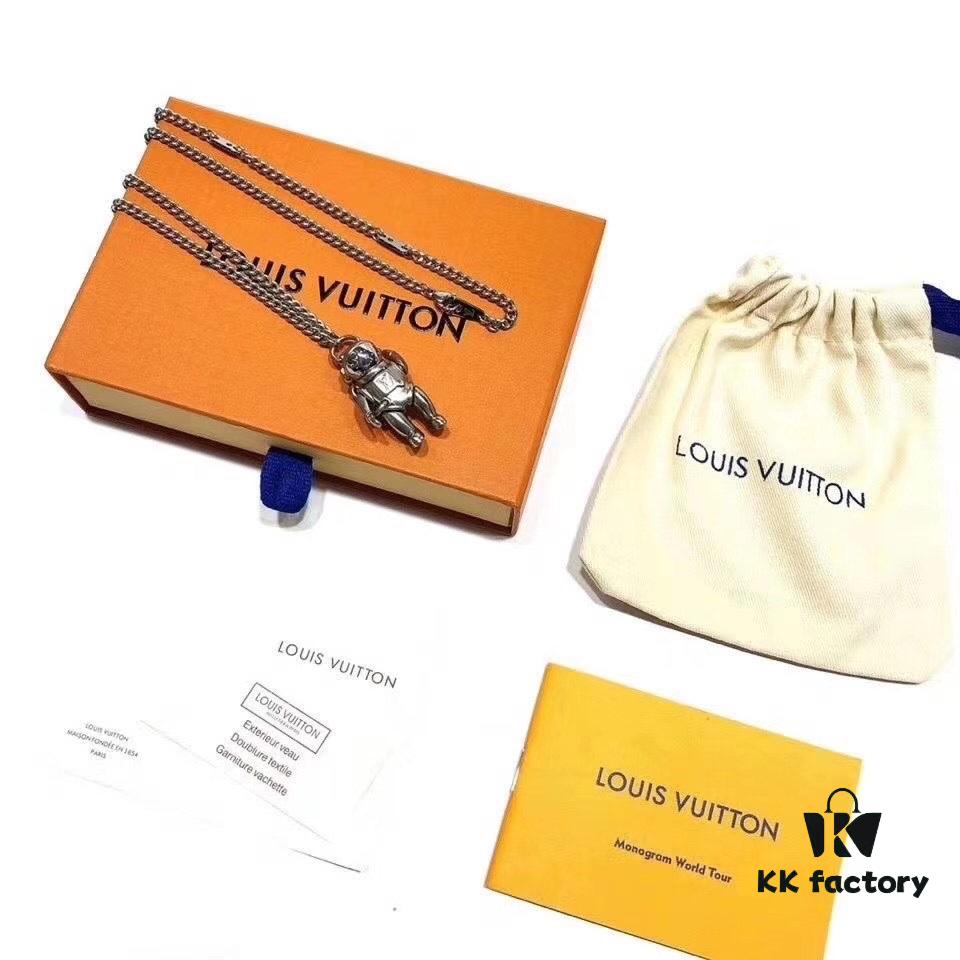 692fcdbb99f2d84055c898de Louis Vuitton Spring-Summer Show Limited Edition ASTRONAUT Necklace