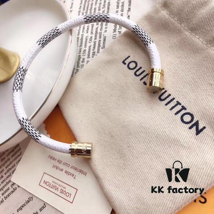 692fcdcc99f2d84055c89904 Edison Chen Endorsed 6-Color Genuine Leather LV Bracelet Unisex Versatile Style, Original Order Quality, Comes with Full Authentic LV Packaging, Louis Vuitton Checkered Leather Cuff, Brass Material Matching Retail Version, Magnetic Clasp, Unique Design, Retro and Avant-Garde, Must-Have for Trendy Men and Women