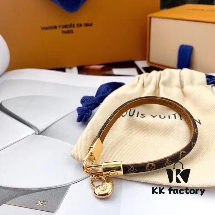 692fce0399f2d84055c8997d LV TRIBUTE Heart-Shaped Leather Bracelet