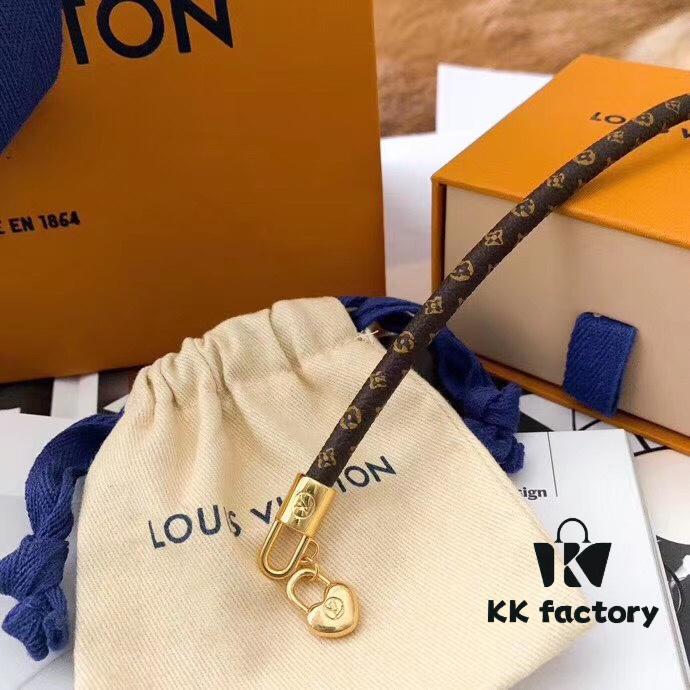 692fce0499f2d84055c8997e LV TRIBUTE Heart-Shaped Leather Bracelet