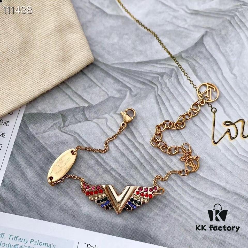 692fce0c99f2d84055c8998e LV Latest Wing and V Letter Bracelet Essential V California Dreaming