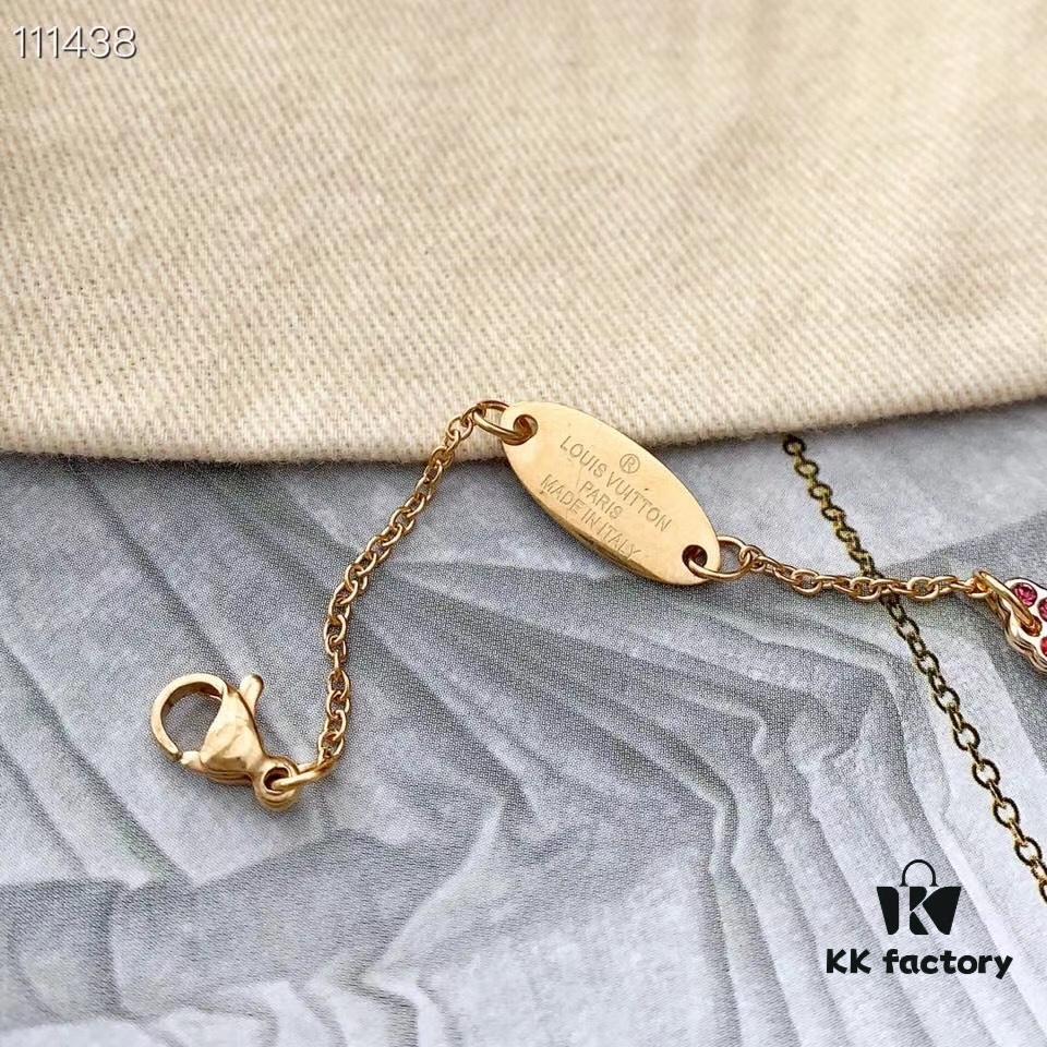 692fce0d99f2d84055c89990 LV Latest Wing and V Letter Bracelet Essential V California Dreaming