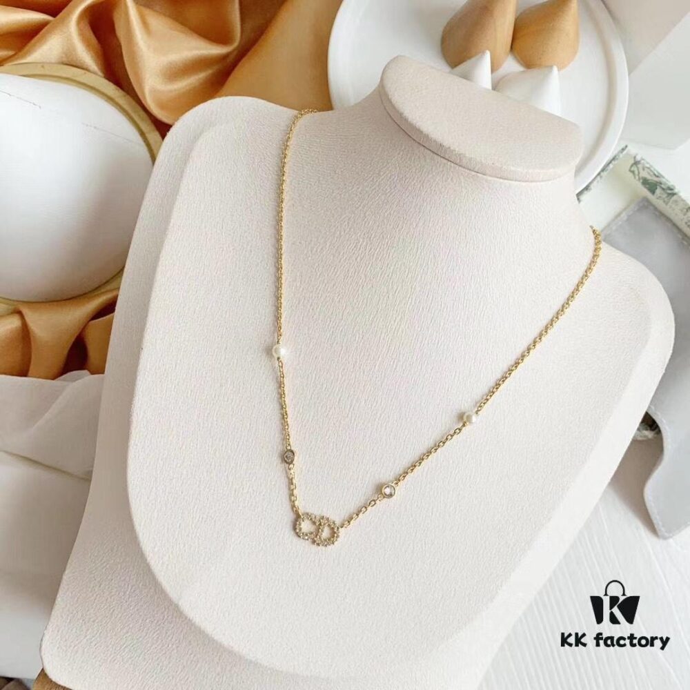Exquisitely Beautiful Rhinestone CD Necklace – Classic, Simple and Fresh Design from the CD Series, Perfect for the Current Season
