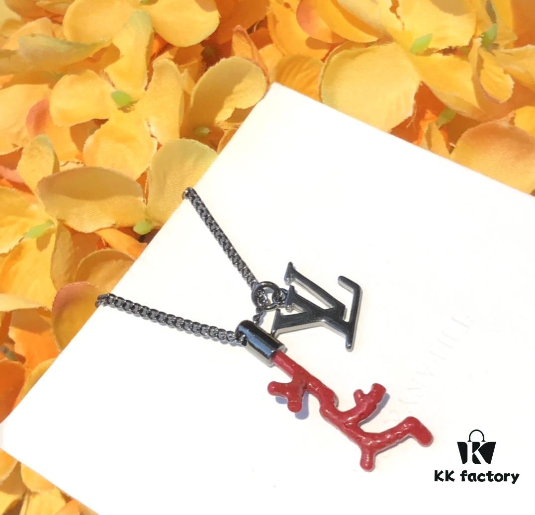 692fce4b99f2d84055c899f6 Louis Vuitton LV Pendant Necklace with Red Coral and Logo, Couples Style, One-to-One Craftsmanship