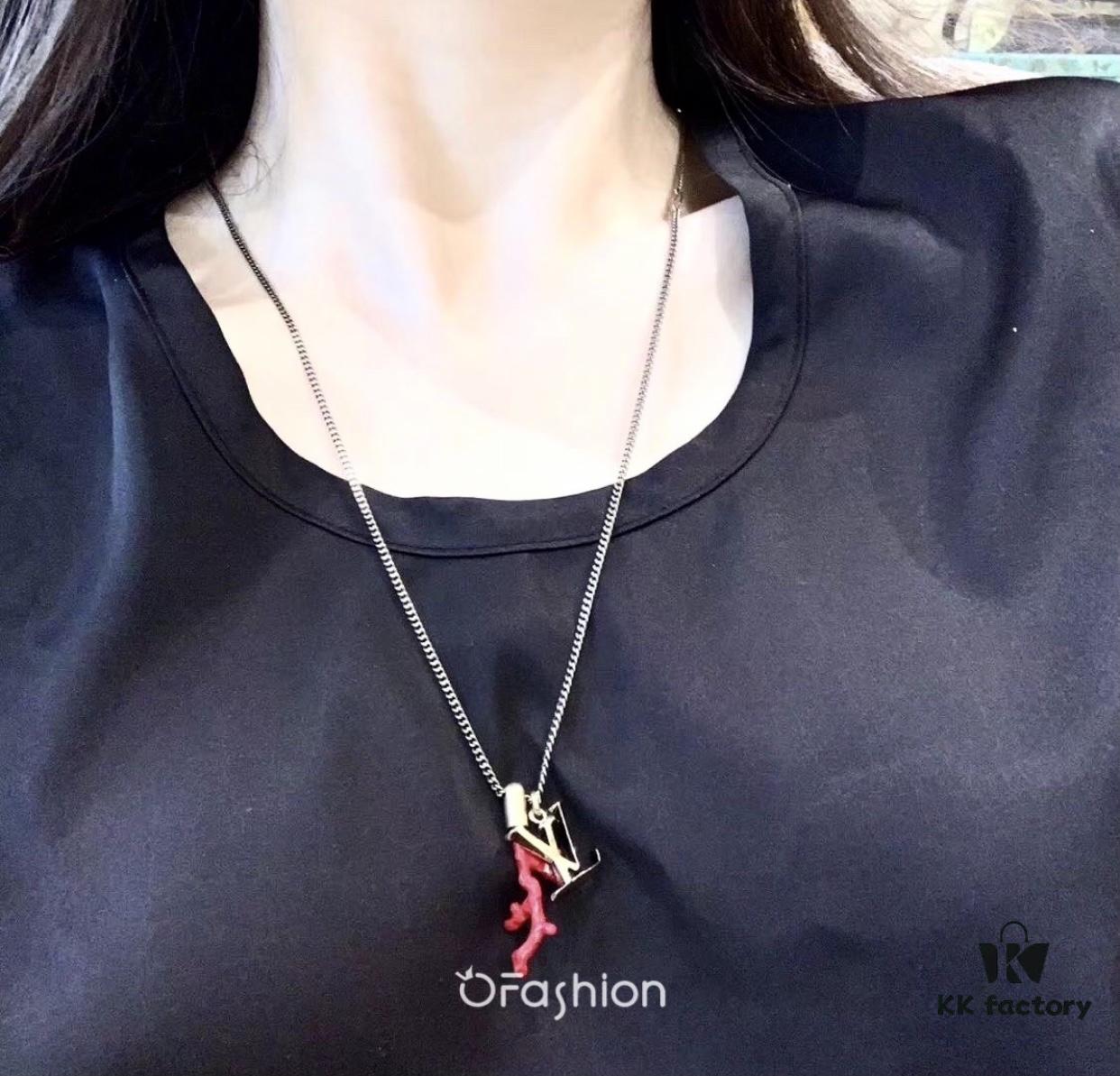 692fce5d99f2d84055c89a0f Louis Vuitton LV Pendant Necklace with Red Coral and Logo, Couples Style, One-to-One Craftsmanship